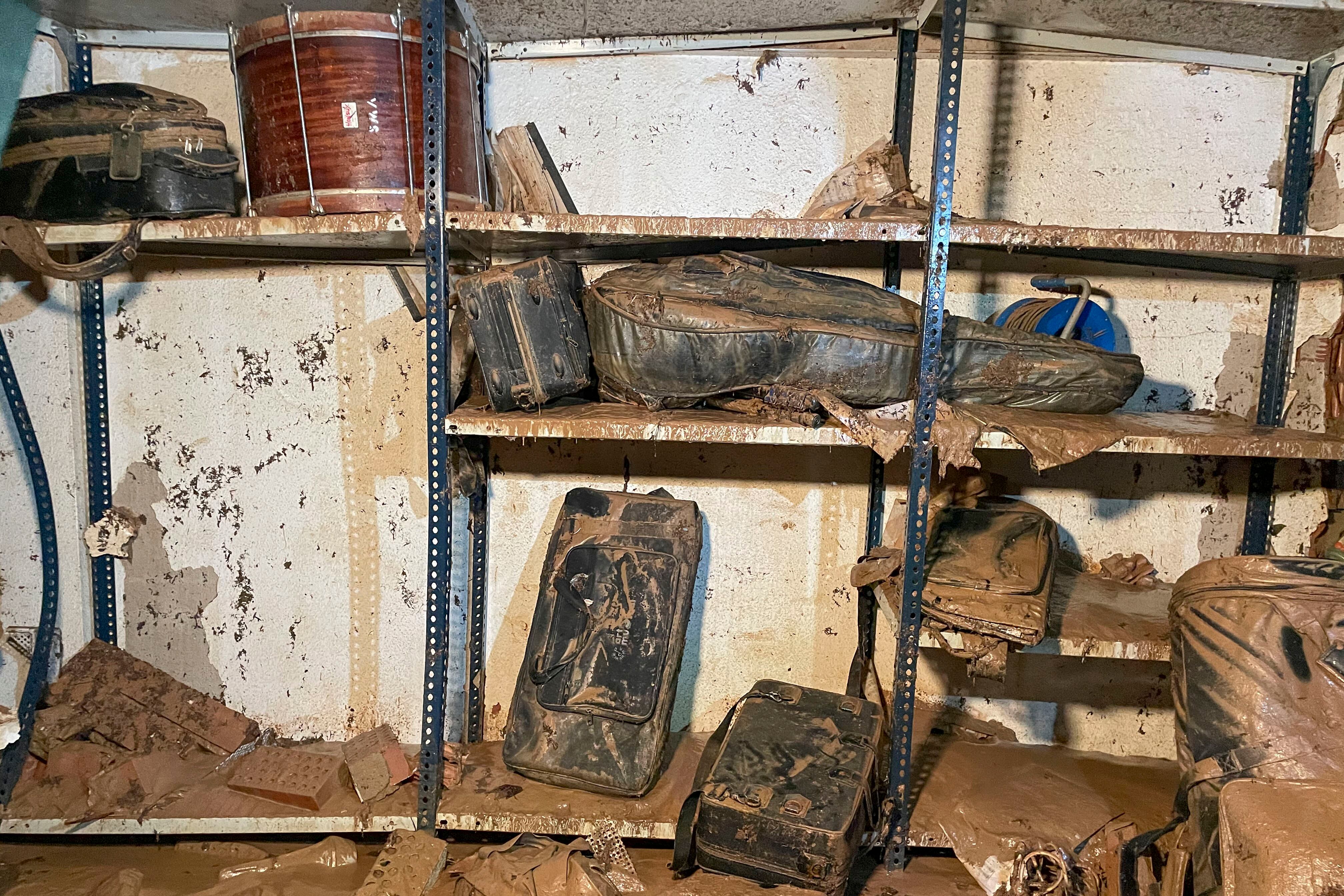 ACOMPAÑA CRÓNICA: TEMPORAL INUNDACIONES - ALGEMESÍ (VALENCIA), 05/11/2024.- Fotografía del local donde ensaya la banda situado en el sótano del conservatorio de música de la localidad de Algemesí, el cual colinda con un aparcamiento subterráneo del que los bomberos todavía están achicando el agua entrada como consecuencia de la dana que azotó València la semana pasada. Un coche azul ha aparecido este martes en la sede de la Sociedad Musical de Algemesí. A su alrededor, un violoncelo está aplastado contra la pared, la mitad de las llaves del xilófono se han desprendido del instrumento y el bombo y los timbales aparecen entre los litros de agua y barro que, mezclados con partituras, cubren la superficie. EFE/ Paula Boira Nacher