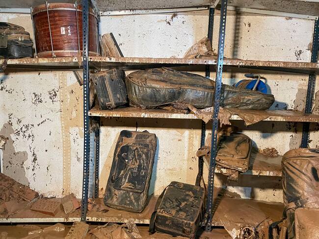 ACOMPAÑA CRÓNICA: TEMPORAL INUNDACIONES - ALGEMESÍ (VALENCIA), 05/11/2024.- Fotografía del local donde ensaya la banda situado en el sótano del conservatorio de música de la localidad de Algemesí, el cual colinda con un aparcamiento subterráneo del que los bomberos todavía están achicando el agua entrada como consecuencia de la dana que azotó València la semana pasada. Un coche azul ha aparecido este martes en la sede de la Sociedad Musical de Algemesí. A su alrededor, un violoncelo está aplastado contra la pared, la mitad de las llaves del xilófono se han desprendido del instrumento y el bombo y los timbales aparecen entre los litros de agua y barro que, mezclados con partituras, cubren la superficie. EFE/ Paula Boira Nacher