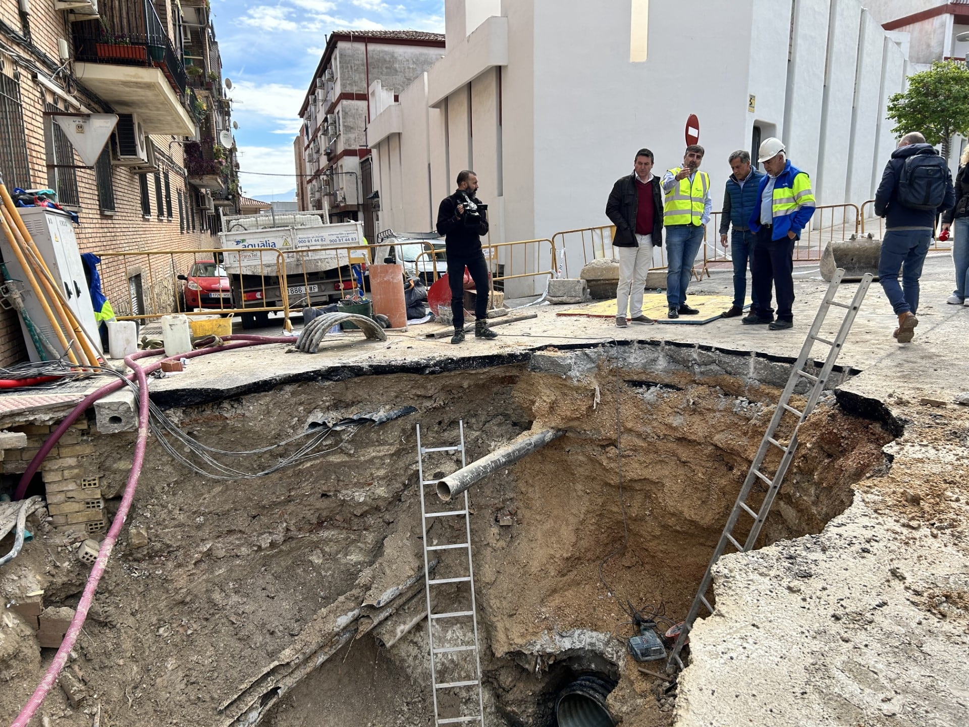 El concejal de Conservación e Infraestructuras Municipales, Antonio Losa (con chaqueta azul), contempla el socavón junto a varios técnicos.