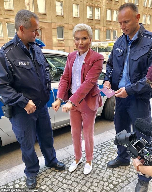 Rodrigo Alves, el &#039;Ken humano&#039;, posa en el momento de su arresto