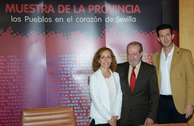 Fernando Rodríguez Villalobos, en el centro, escoltado por la presidenta de Prodetur y el diputado provincial de Empleo.