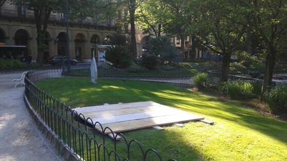 Socavón abierto en los jardines de la plaza Gipuzkoa para colocar el mástil de la ikurriña