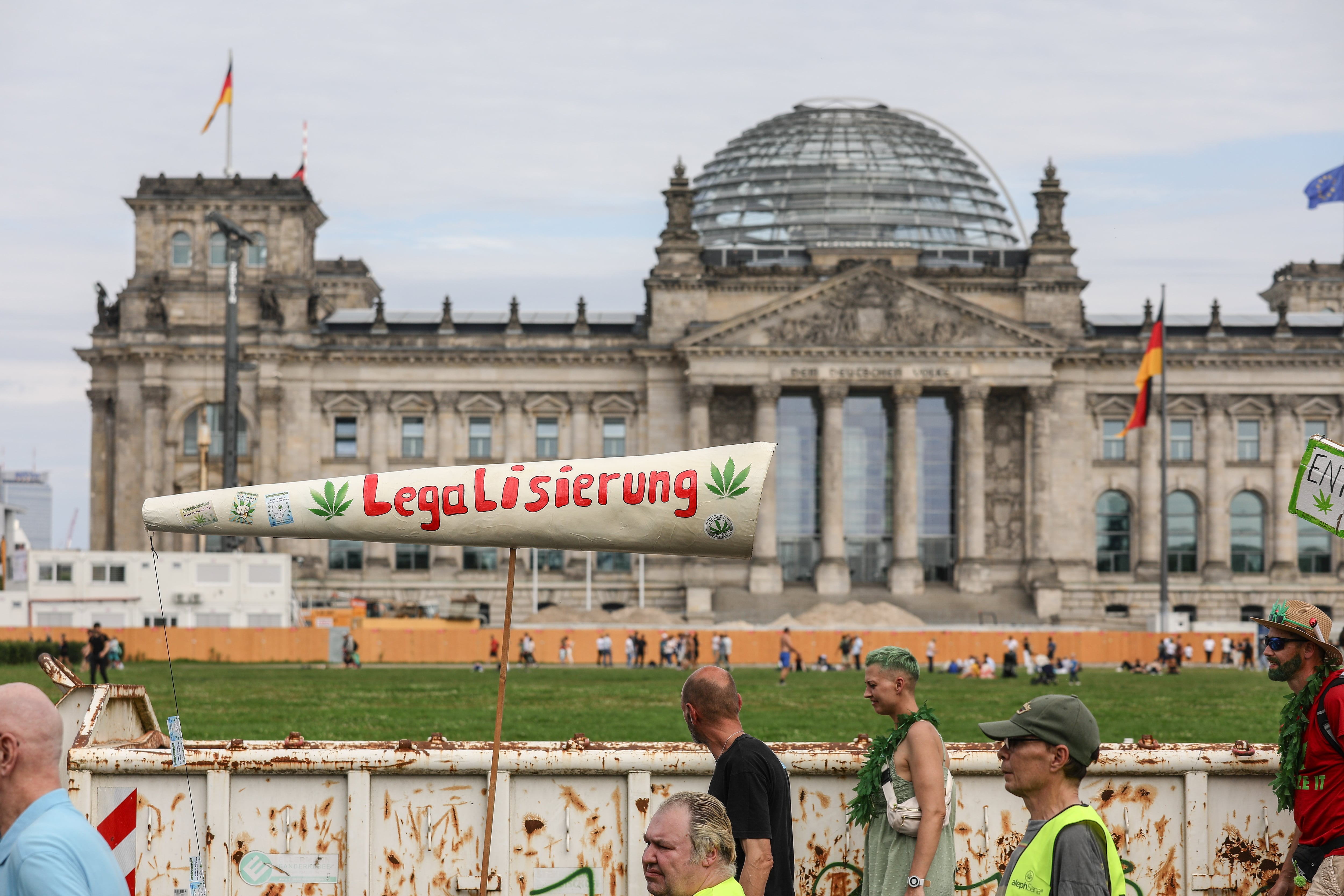 Partidarios de la legalización junto a un porro de grandes dimensiones en el que puede leerse &quot;Legalización&quot; frente al parlamento alemán