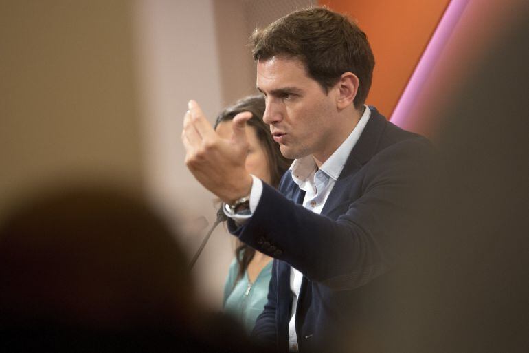 El presidente de Ciudadanos, Albert Rivera, y la líder del partido en Cataluña, Inés Arrimadas, durante una rueda de prensa conjunta 