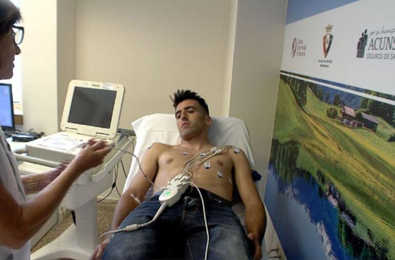 El lateral zurdo de Osasuna, Juan Fuentes, pasando el reconocimiento médico antes de firmar como jugador rojillo