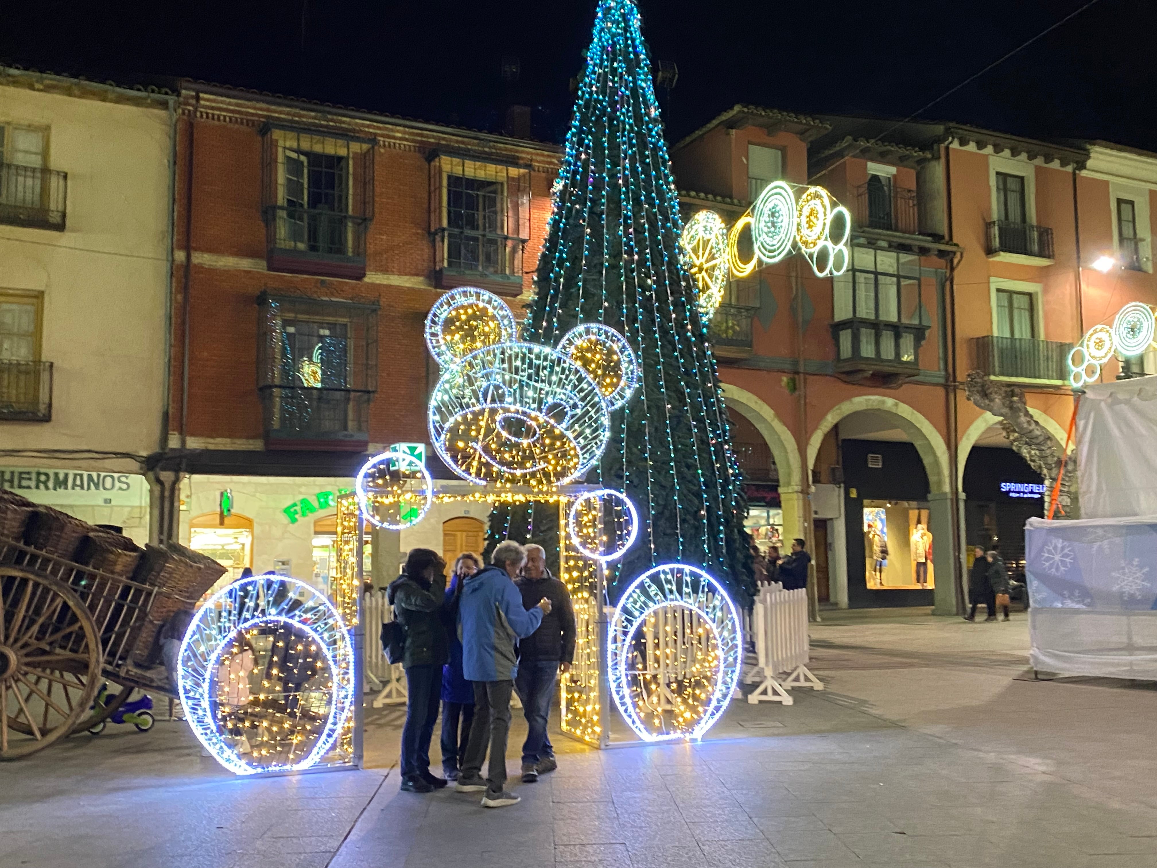 Algunos quisieron hacerse fotos en la Plaza Mayor con el único adorno 3D que de momento funciona en la ciudad