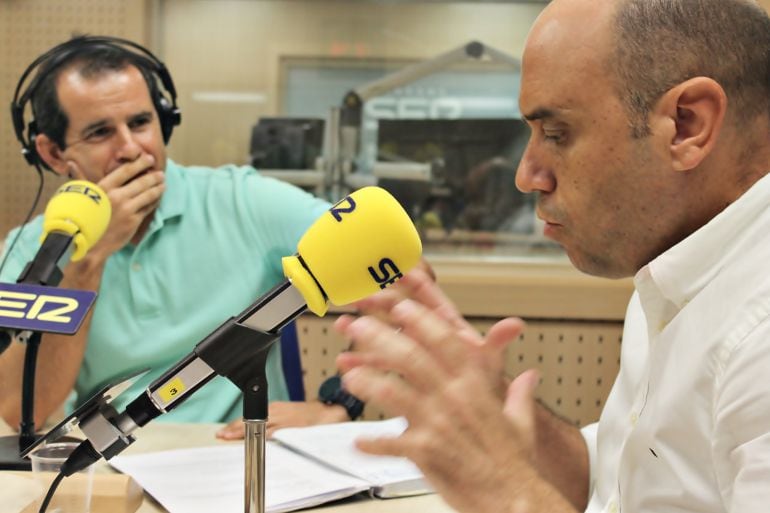 Gabriel Echávarri, alcalde de Alicante, charla con Carlos Arcaya en el estudio de Hoy por Hoy