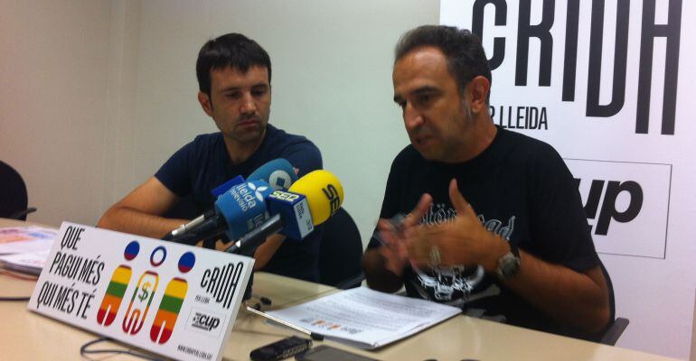 Els regidors de la Crida-CUP, Pau Juvillà i Francesc Gabarrell en roda de premsa.