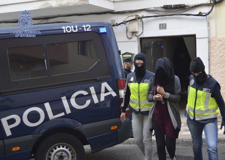 Fotografía facilitada por la Policía Nacional de la detención en Pájara (Fuerteventura) de la joven acusada de pertenecer a Dáesh