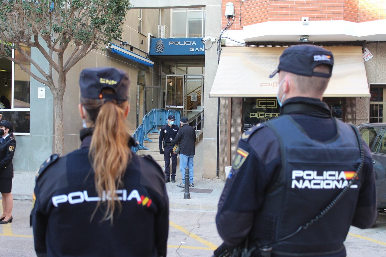 Agentes de la Policía Nacional ante la Comisaría de Gandia en una imagen de archivo.