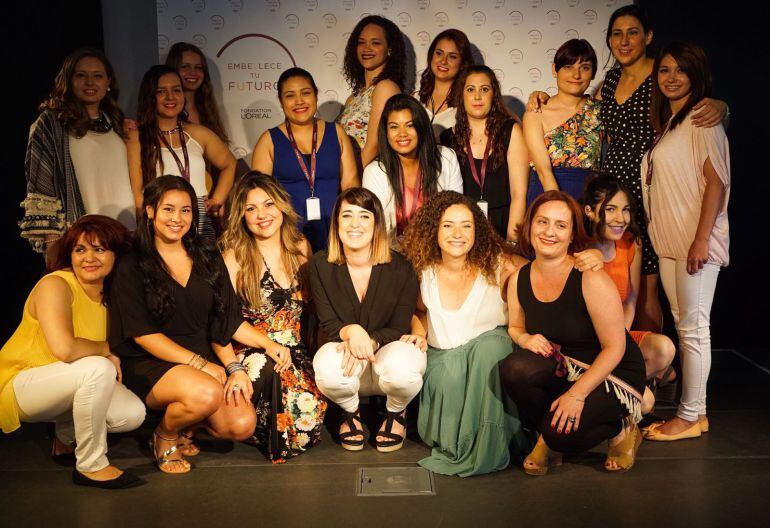 Leidy (segunda en la segunda fila desde la izquierda) junto a sus compañeras de curso el día de su graduación.