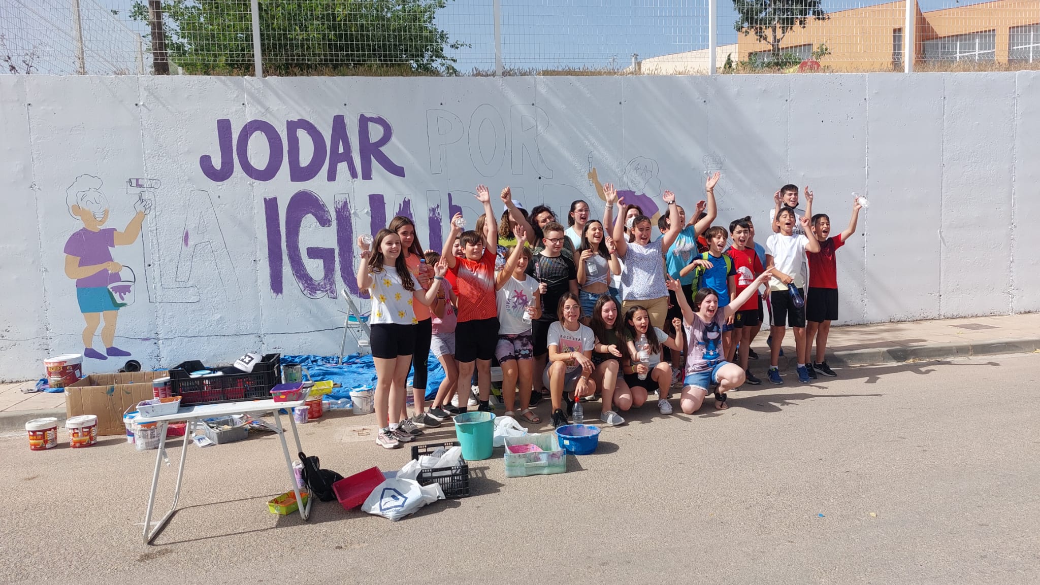 Alumnas y alumnos del Colegio General Fresneda ante el mural