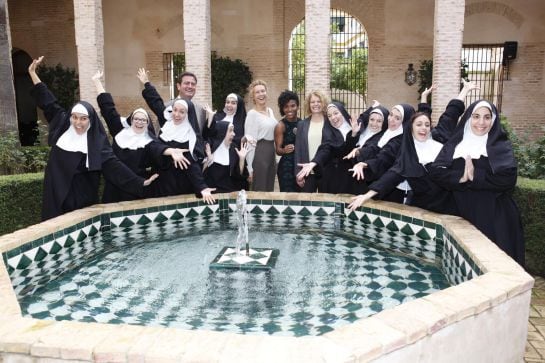 Presentación del musical &#039;Sister Act&#039; en el Palacio de los Marqueses de La Algaba, con asistencia de la delegada de Educación, Participación Ciudadana y Edificios Municipales, Adela Castaño, el gerente de Fibes, Jesús Rojas, y el panel de artistas, con Mireia Mambo