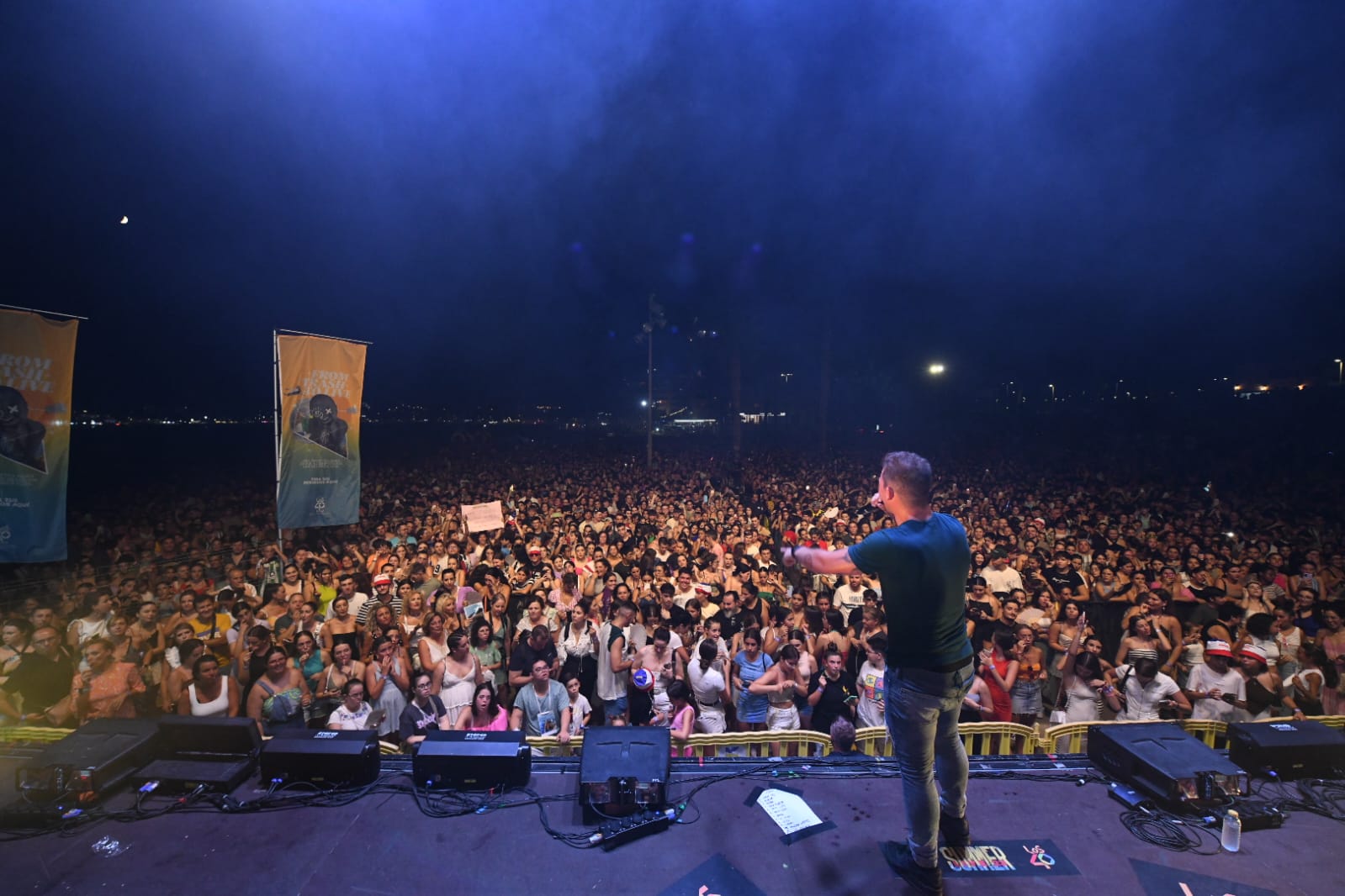 Óscar Martínez y los miles de asistentes al show.