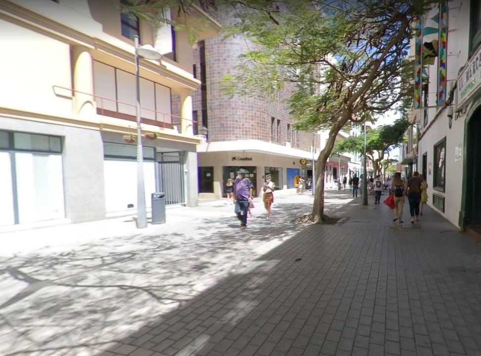 Gente paseando por la calle León y Castillo de Arrecife, capital de Lanzarote.