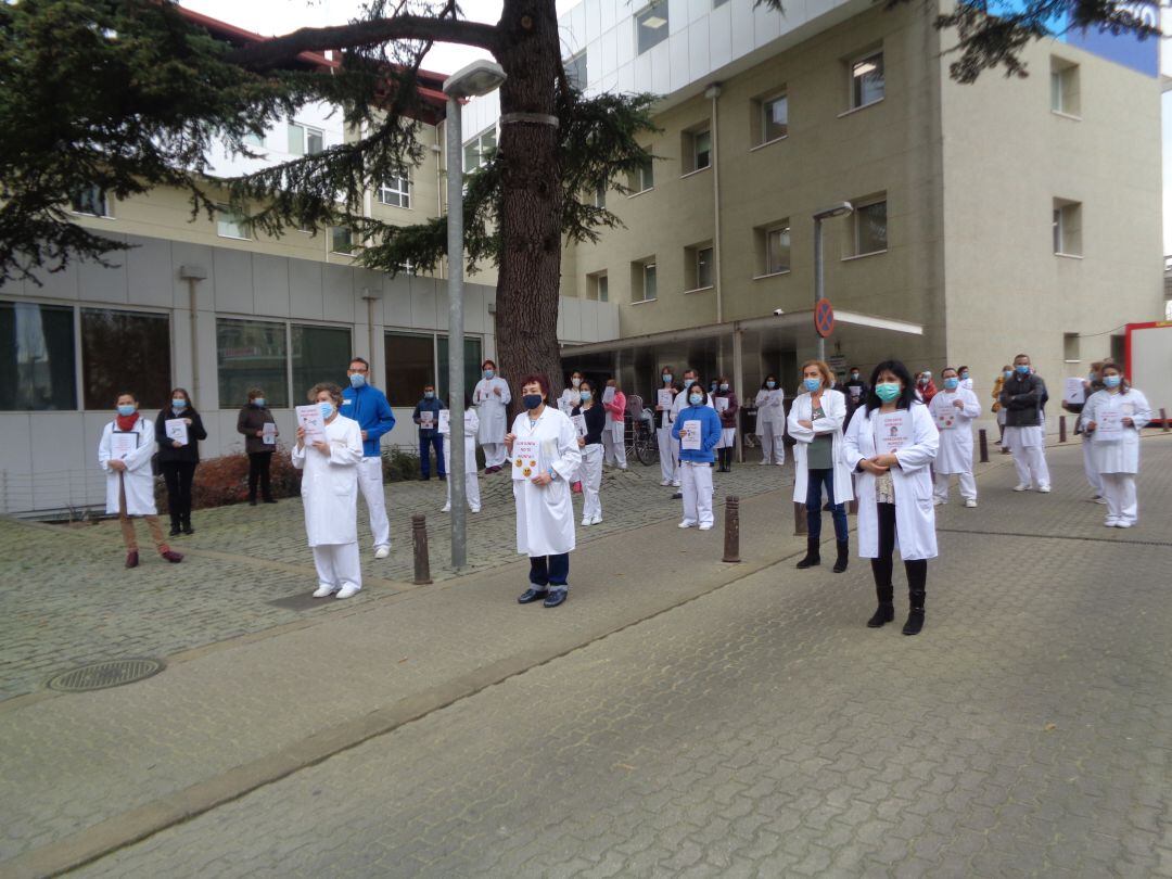 Concentración silenciosa a las puertas del hospital comarcal