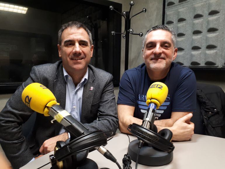 Miguel de los Toyos, a la izquierda, junto a Juanma Cano en los estudios de Radio Eibar