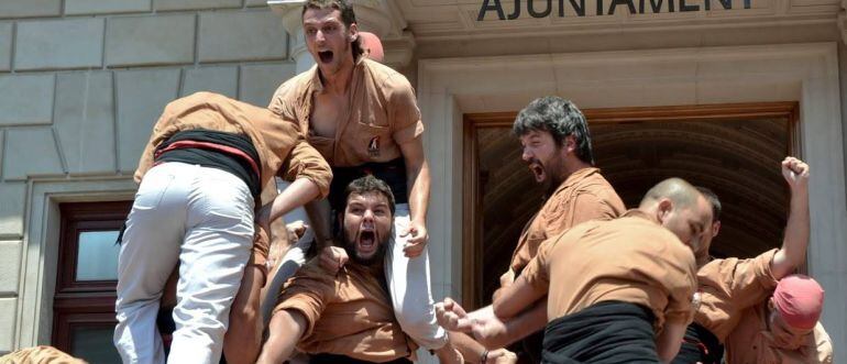 Els de la camisa avellana celebrant un castell descarregat en les darreres diades al Mercadal.