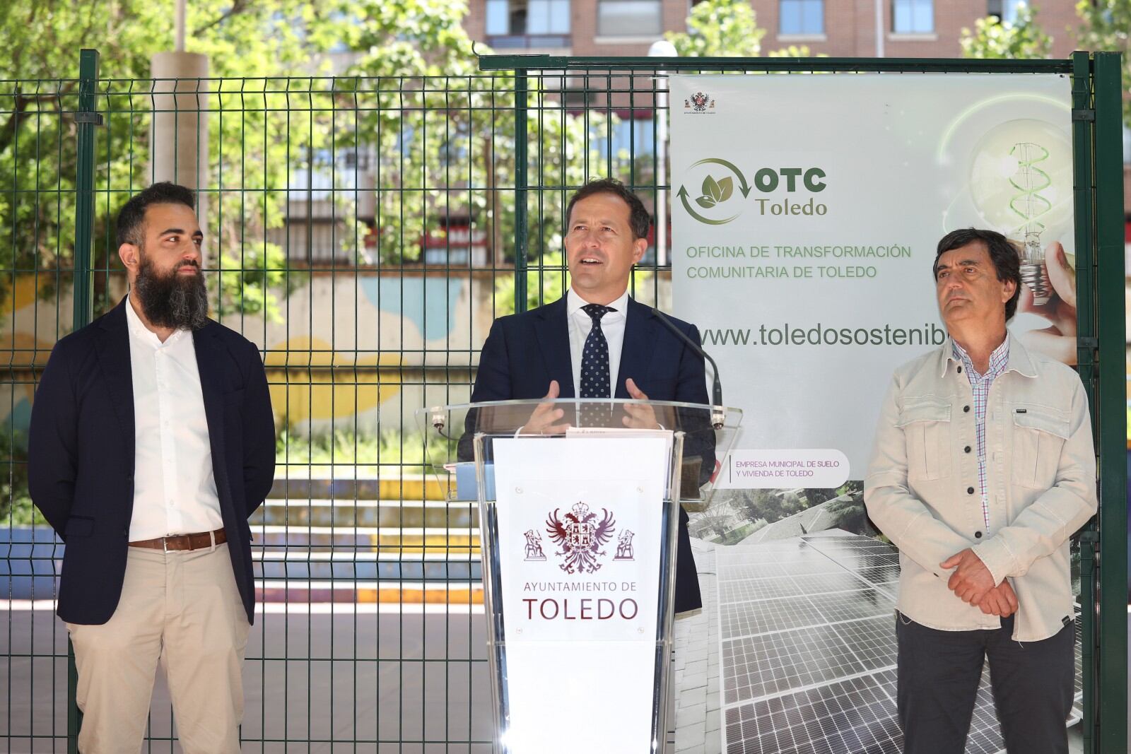 Acto de firma del acta de replanteo para la instalación de las placas solares en la cubierta de la pista de patinaje de la Escuela Central de Educación Física de Toledo el pasado 20 de mayo