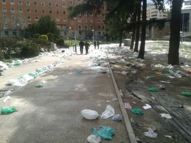 La zona de los jardines de Moncloa llena de basura tras un botellón.