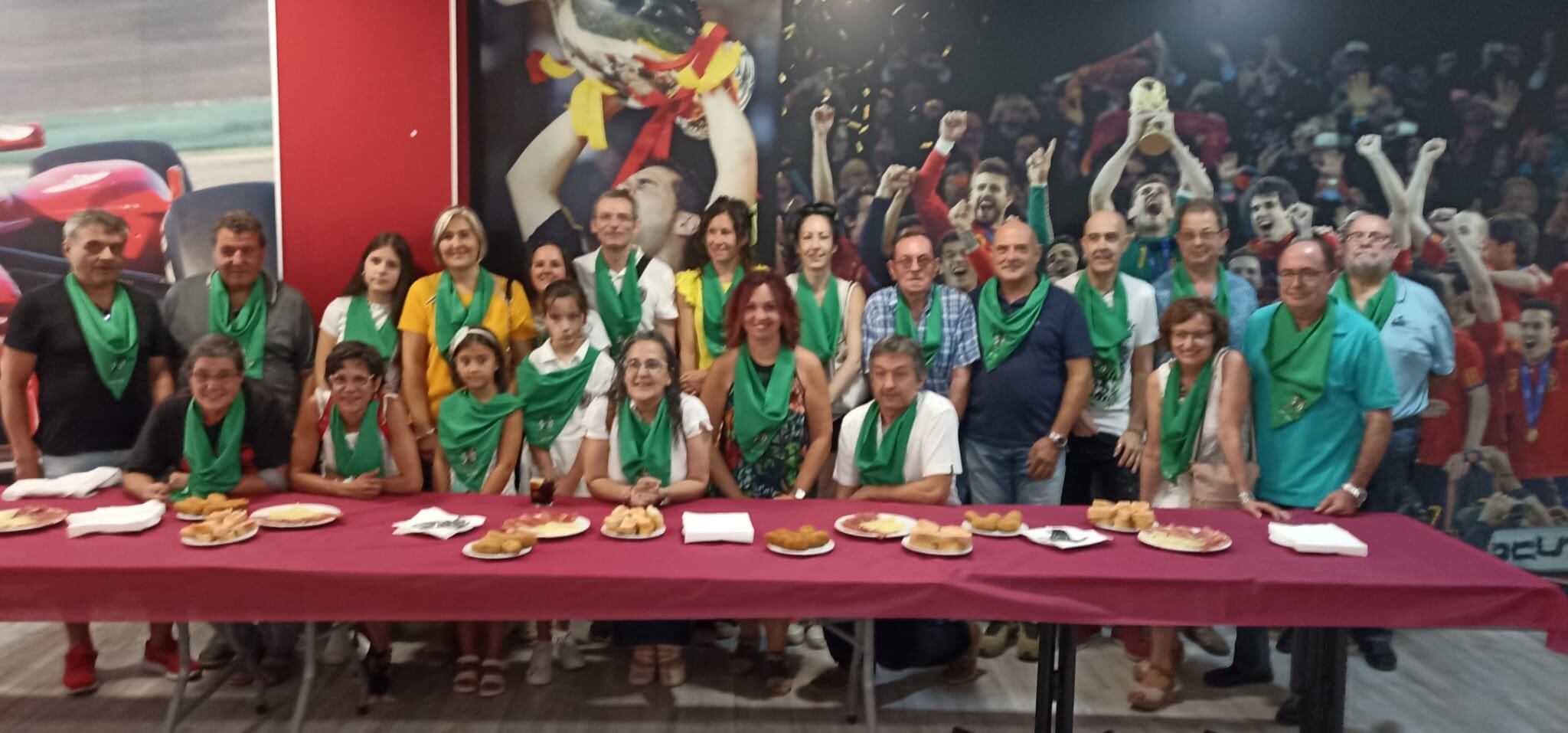 Foto de familia de los homenajeados por parte de Los 30