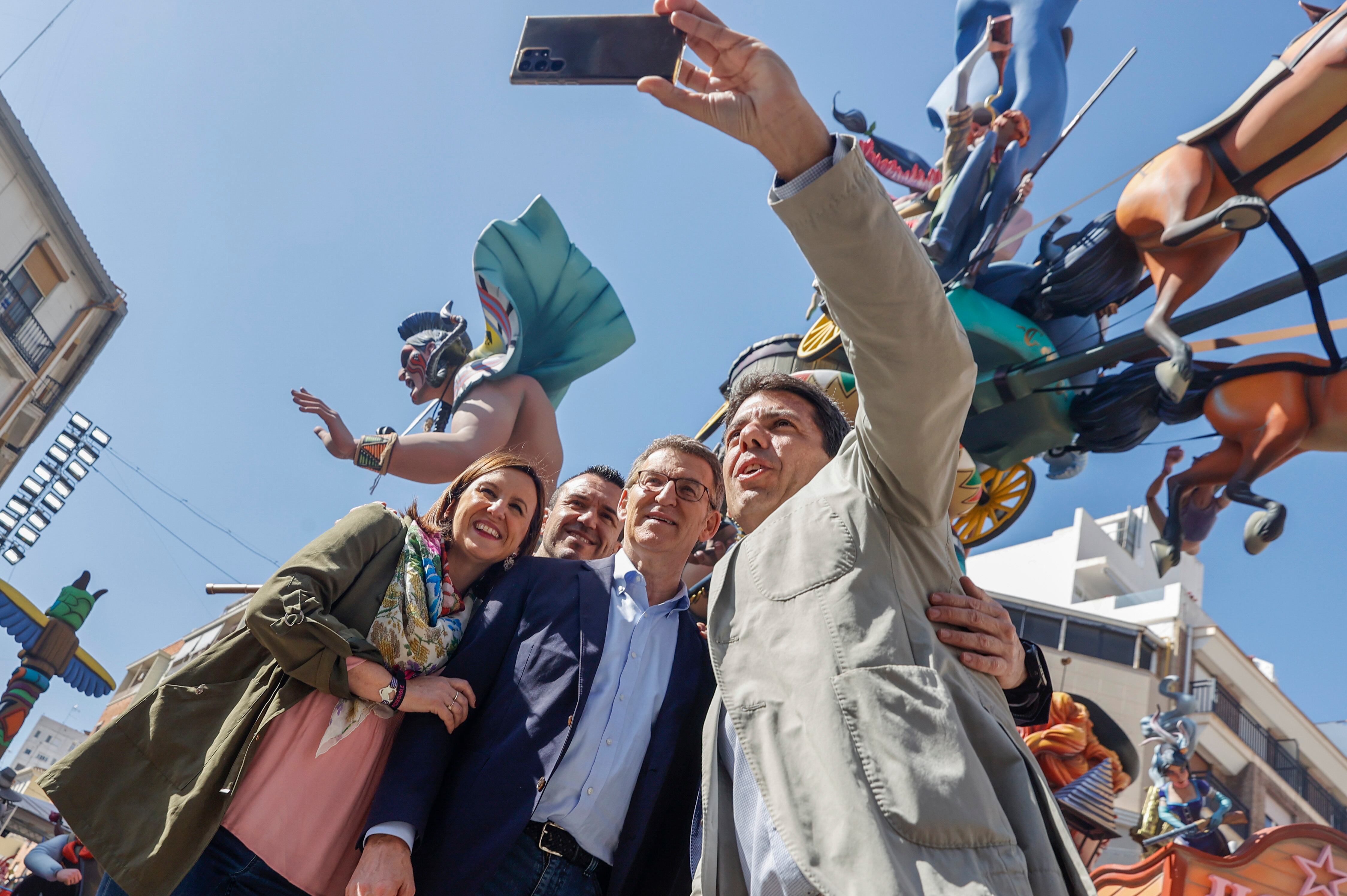 El presidente del PP, Alberto Núñez Feijóo , visita la Falla Convento Jerusalén - Matemático Marzal