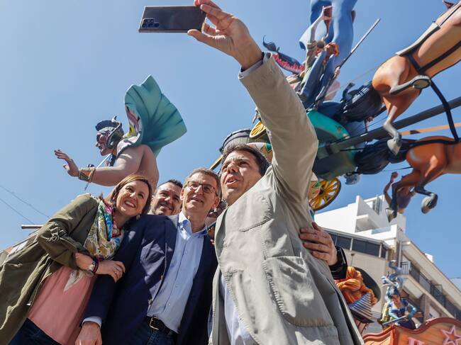 El presidente del PP, Alberto Núñez Feijóo , visita la Falla Convento Jerusalén - Matemático Marzal