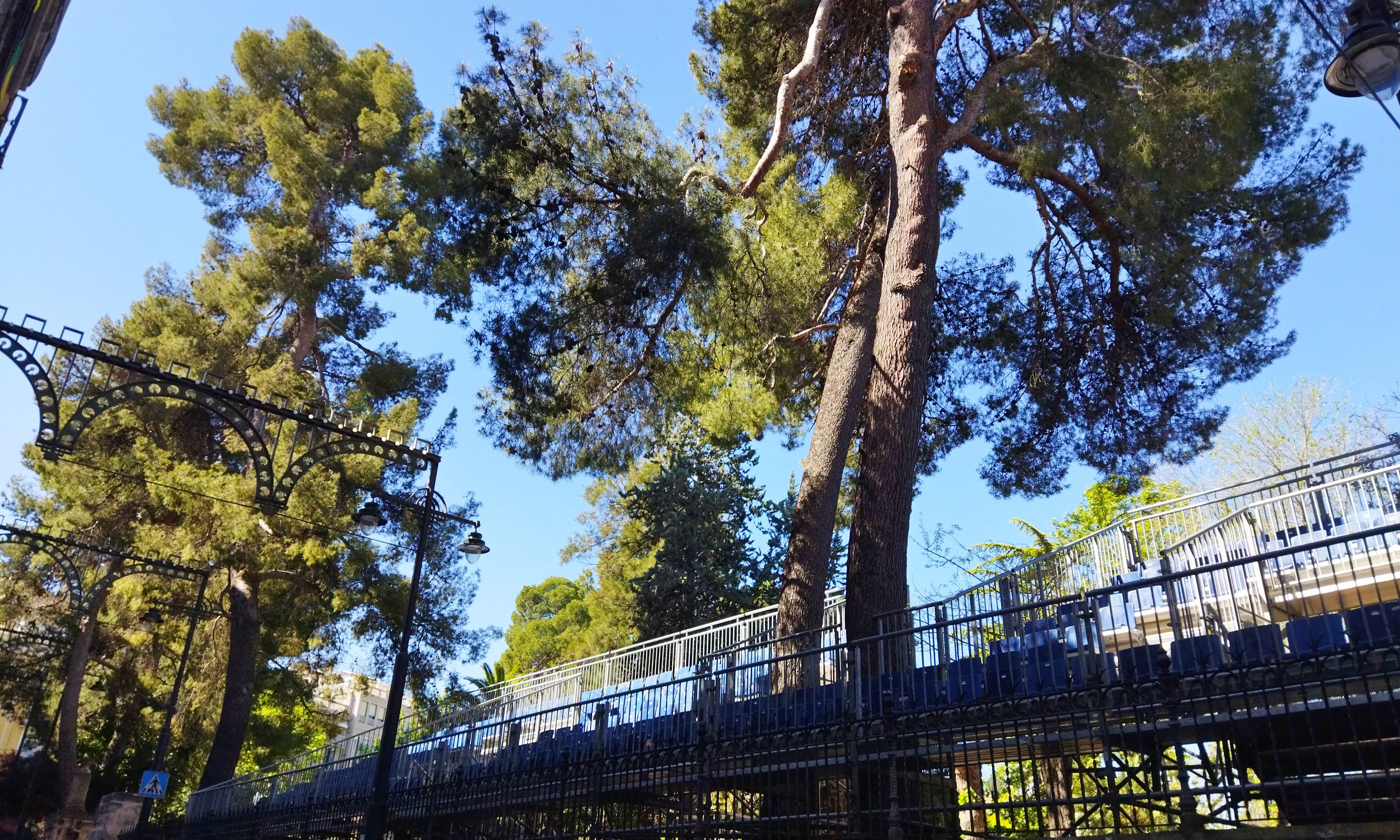 En la Glorieta ya está instalada la plataforma con los asientos.