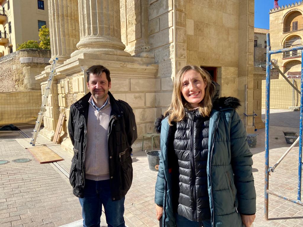 Antonio Rodríguez y Marina Ruiz, frente a la Puerta del Puente Romano de Córdoba