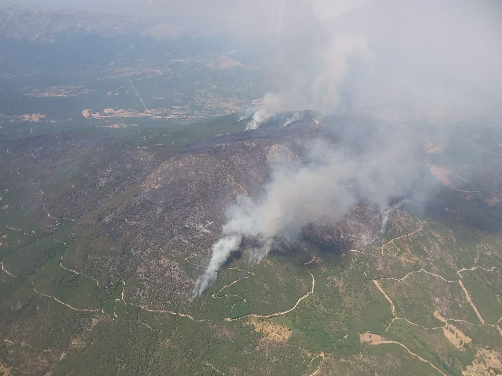 Así se ve desde el aire el incendio de Santa Cruz del Valle que lleva tres días activo y en nivel 2