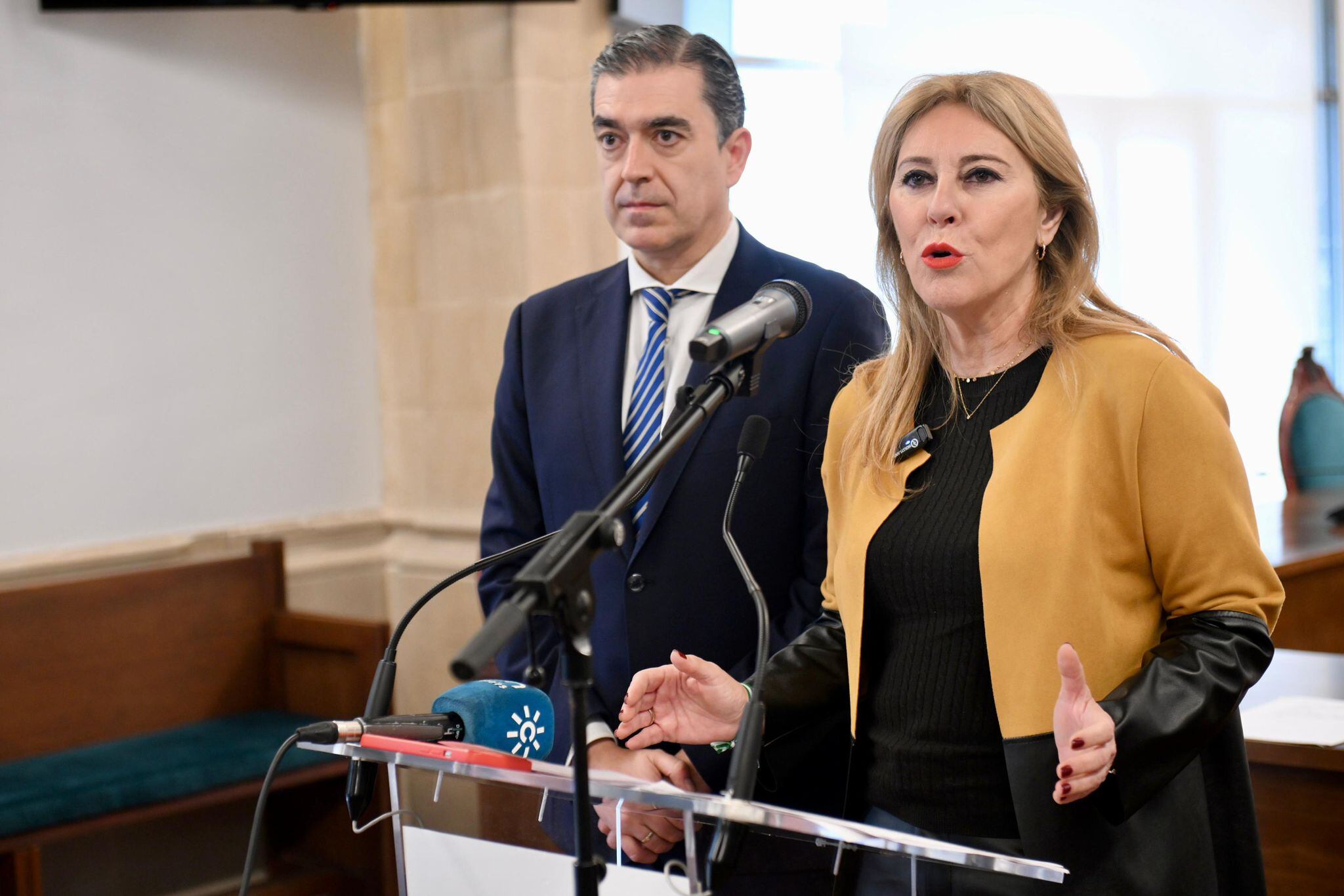 Carolina España y Pedro Cabrera en el Ayuntamiento de Baeza.