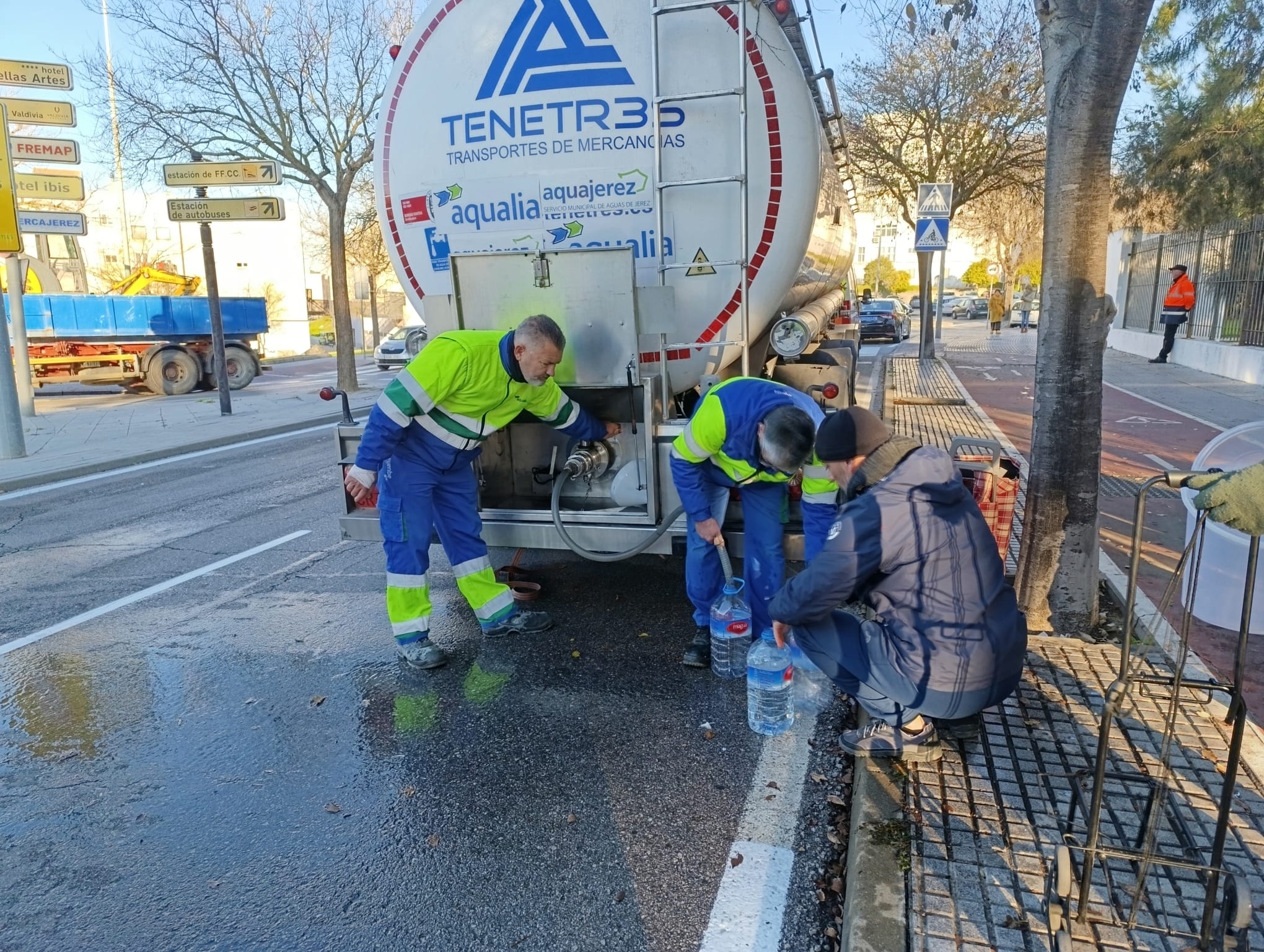 Vecinos de Vallesequillo rellenando garrafas de agua