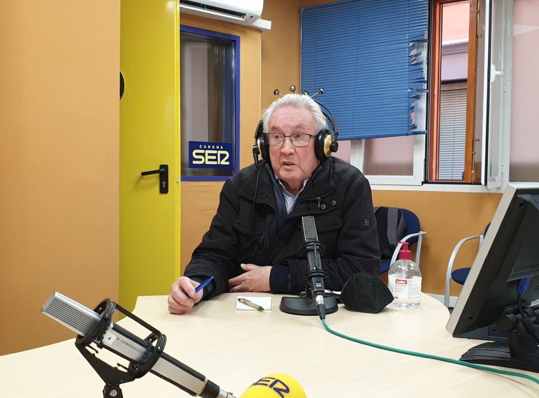 Juan José López Martos, en los estudios de Radio Granada