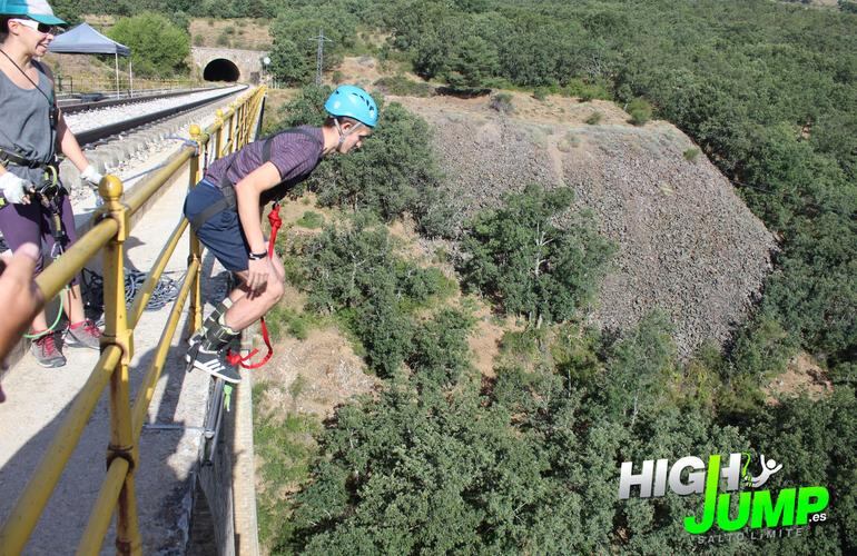 Una intrépida, a punto de lanzarse desde el puente Gascones, siendo visible la línea del Directo y el posterior túnel