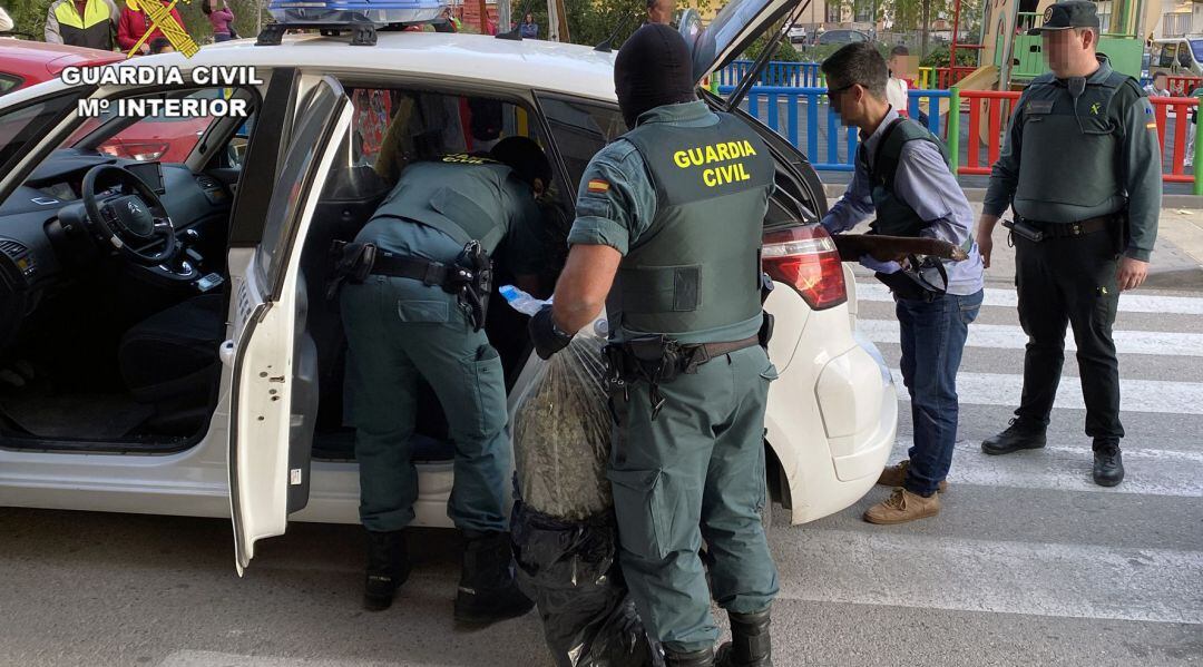 Agentes de la Guardia Civil retiran la dorga aprehendida en Cieza