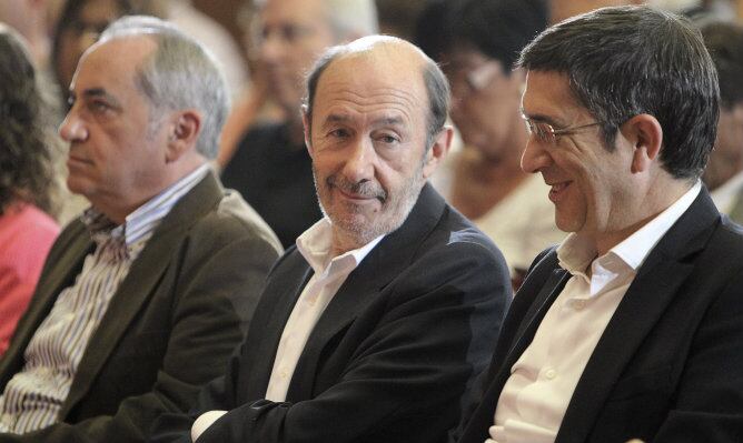 El secretario general del PSOE, Alfredo Pérez Rubalcaba, y Patxi López durante el acto electoral de su partido celebrado este sábado en San Sebastián