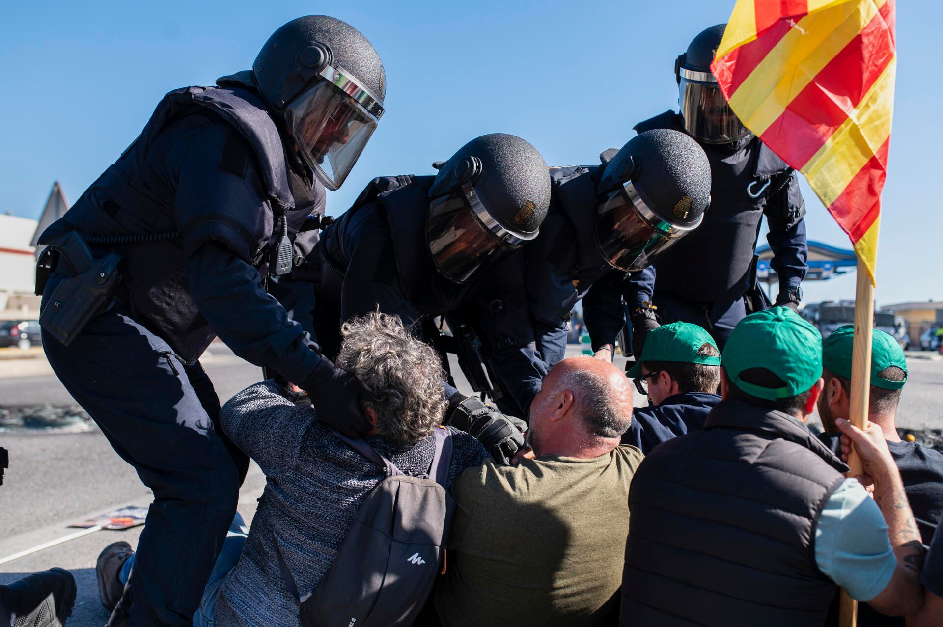 GRAFCVA8201. CASTELLÓN DE LA PLANA, 07/02/2024.- Agentes de la Policía Nacional desalojan a unos manifestantes de la concentración convocada por la Unió Llauradora i Ramadera ante el acceso del Puerto de Castellón para denunciar la competencia desleal que se produce con las importaciones de países terceros. EFE/Andreu Esteban
