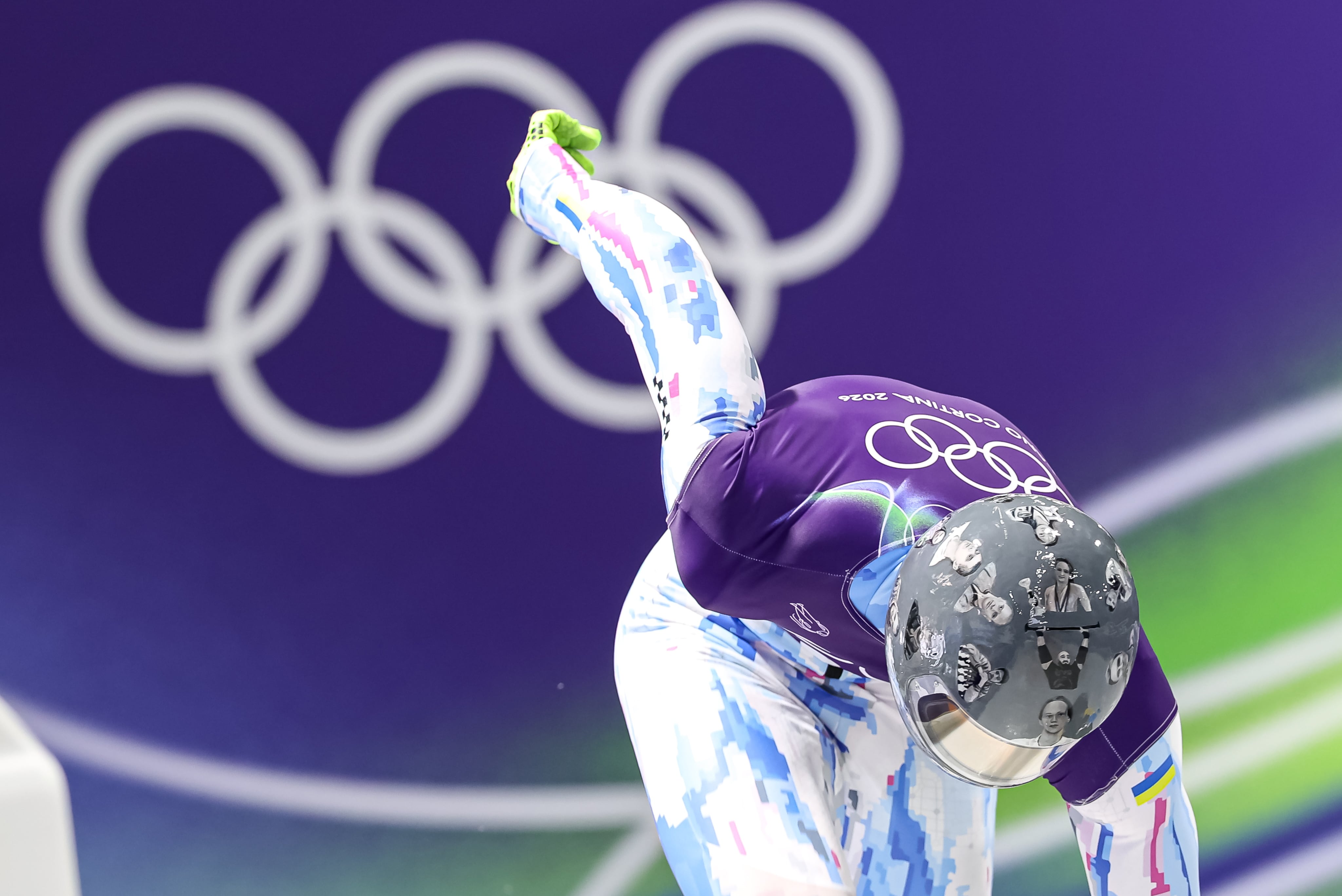 Vladyslav Heraskevych entrena con el polémico casco con deportistas fallecidos