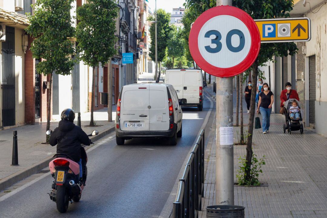 La calle Almendralejo de Mérida luce ya su nuevo límite de velocidad