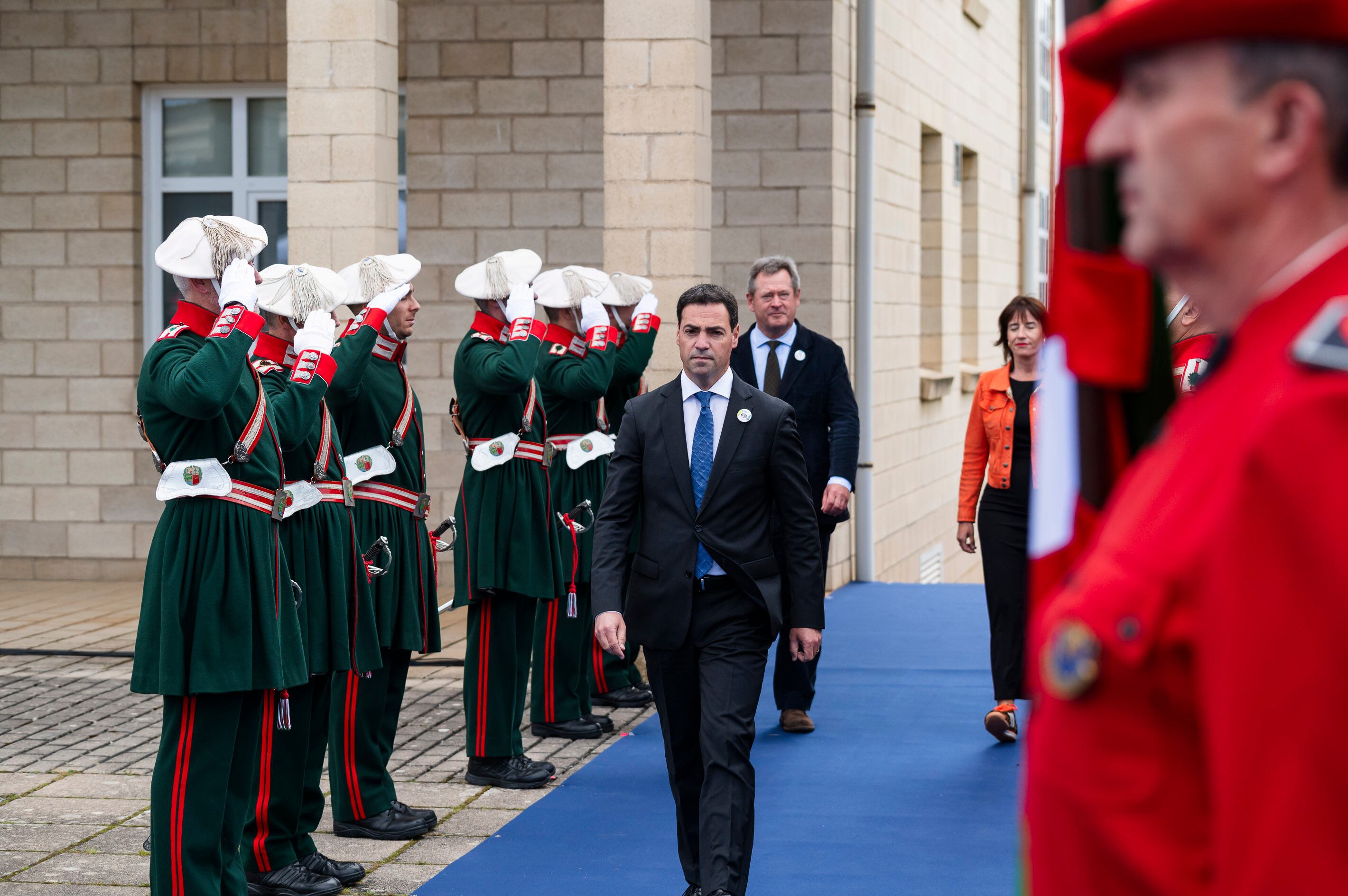 Imanol Pradales, acompañado del consejero de Seguridad, durante un acto en la Academa de la Ertzaintza