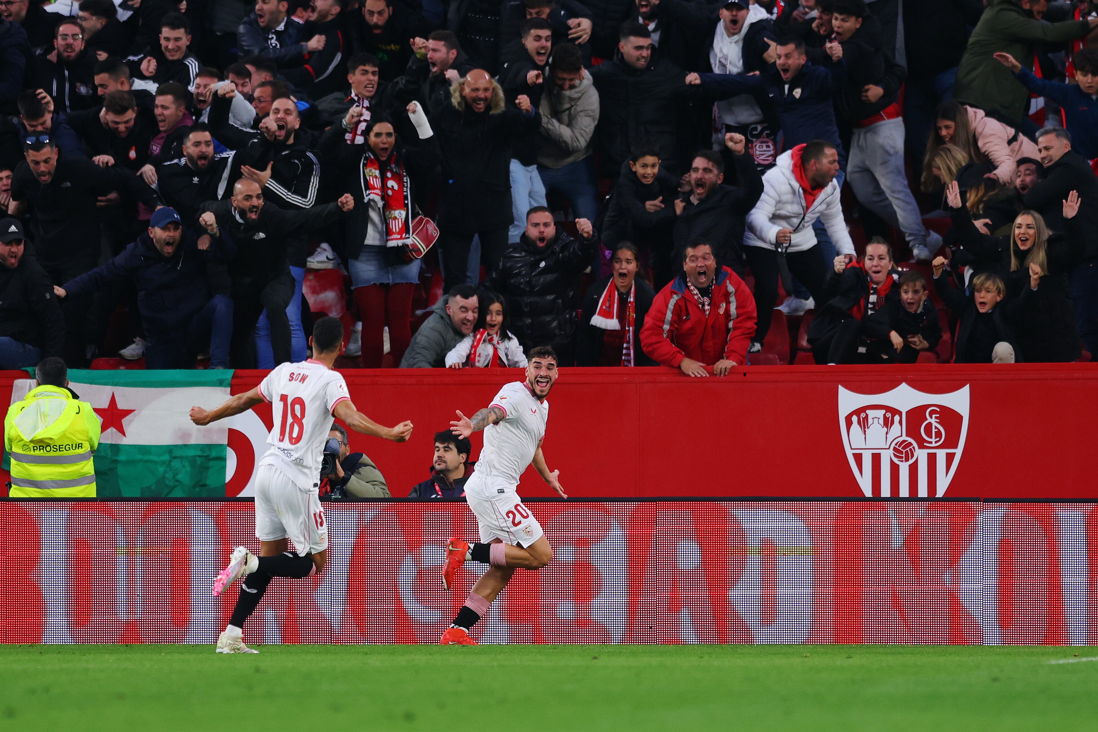 Isaac Romero celebra su tanto frente al Atlético de Madrid, partido correspondiente a LaLiga EA Sports. (Photo by Fran Santiago/Getty Images)