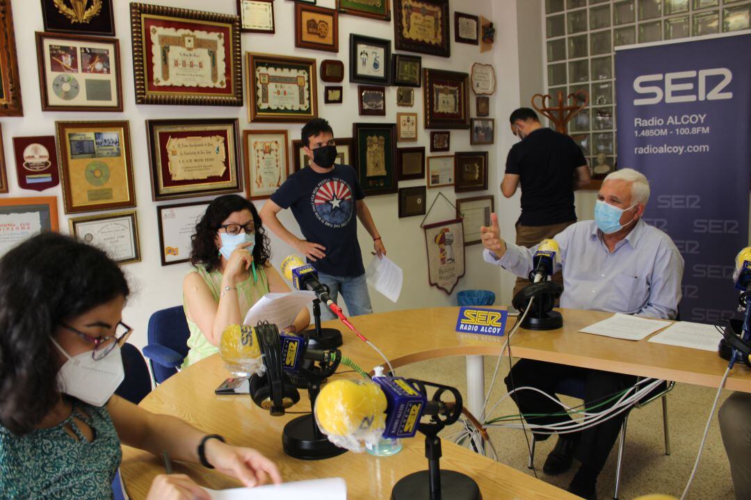 Ensayo de la presentación de la revista del 90 aniversario en Radio Alcoy