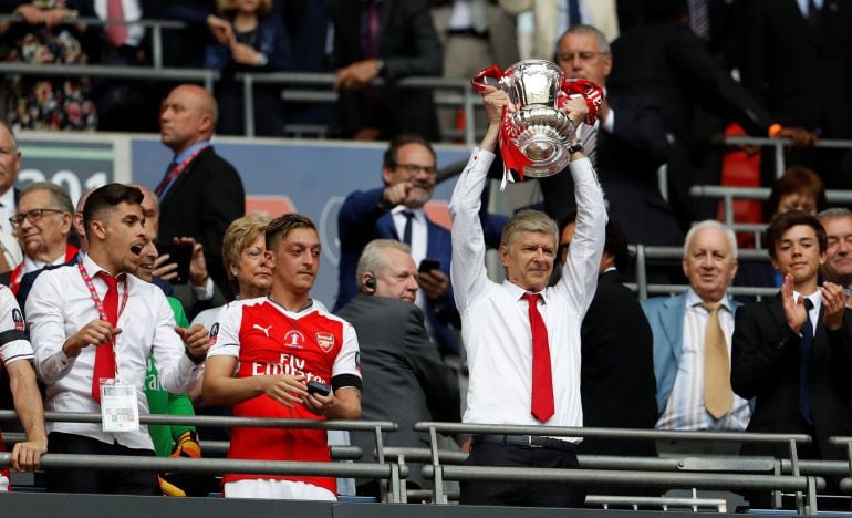 Wenger levanta el trofeo de la FA Cup con Özil de testigo