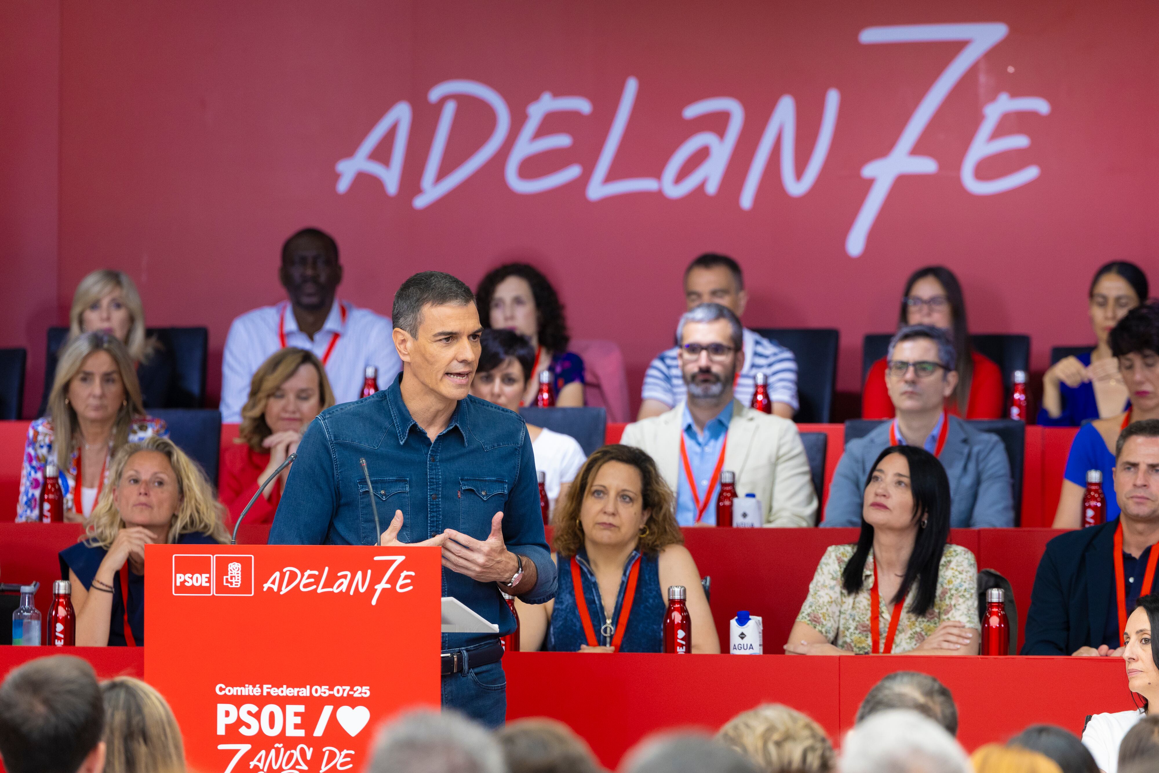 MADRID, 05/07/2025.- El secretario general del PSOE y presidente del Gobierno, Pedro Sánchez (c), durante el Comité Federal del partido este sábado, en la sede del partido en la madrileña calle de Ferraz. EFE/ Eva Ercolanese PSOE SOLO USO EDITORIAL SOLO DISPONIBLE PARA ILUSTRAR LA NOTICIA QUE ACOMPAÑA (CRÉDITO OBLIGATORIO)