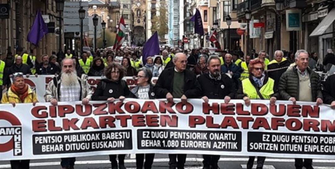 Los pensionistas guipuzcoanos se manifiestan en San Sebastián por unas pensiones dignas