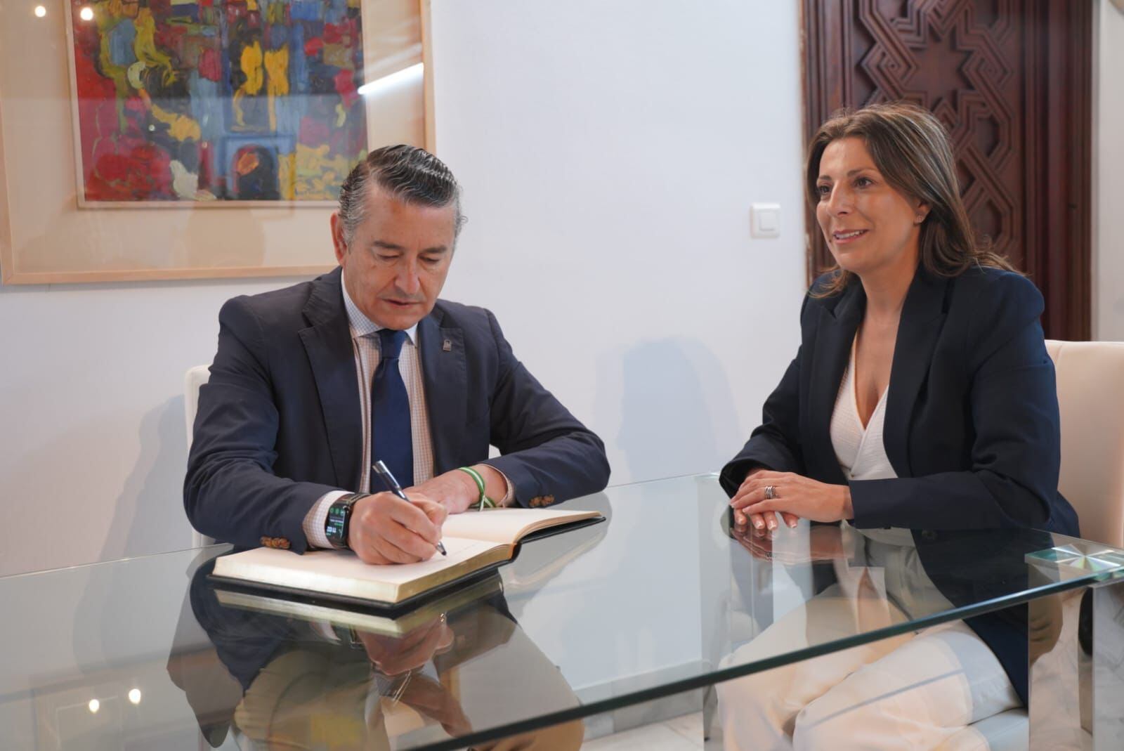 El consejero de la Presidencia ha firmado el libro de honor del Ayuntamiento de Ronda durante su visita institucional