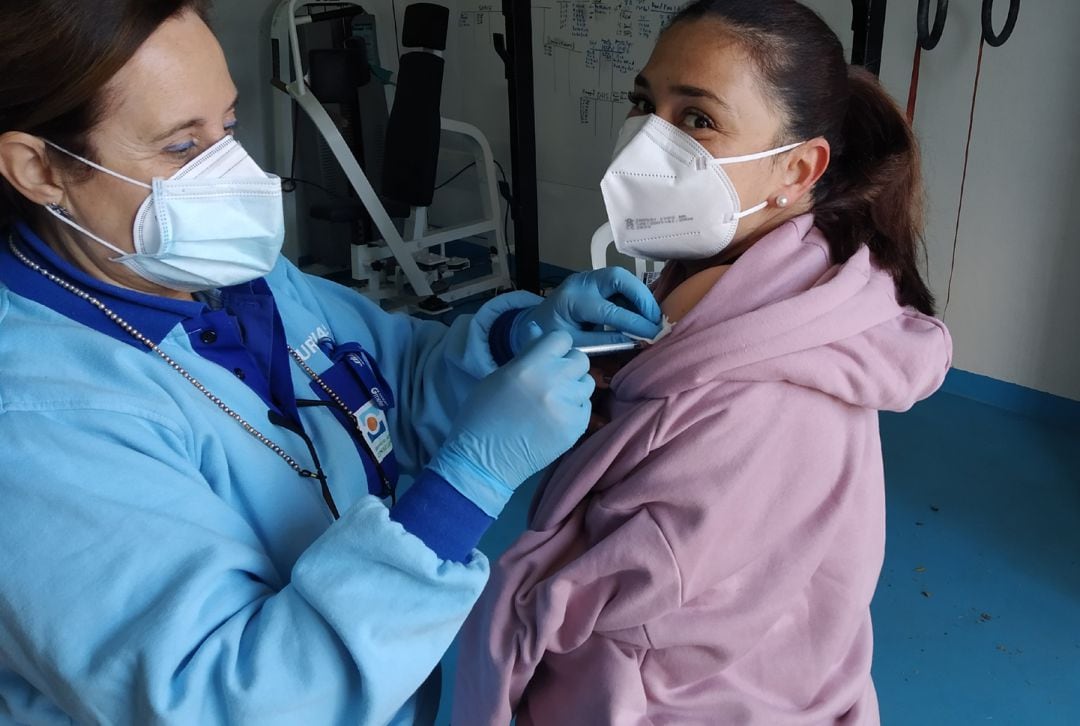 Una trabajadora de ayuda a domicilio de Almuñécar (Granada) recibe la primera dosis de la vacuna contra la covid