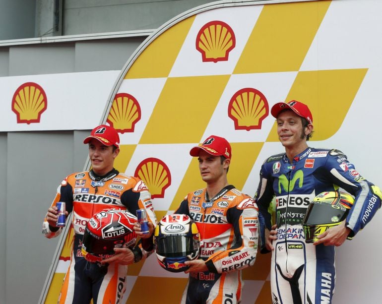 Honda MotoGP rider Marc Marquez of Spain (L), Dani Pedrosa of Spain (C) and Yamaha MotoGP rider Valentino Rossi (R) of Italy pose for photographs chat after Pedrosa won the pole position for Sunday&#039;s Malaysian Motorcycle Grand Prix at Sepang International Circuit near Kuala Lumpur, Malaysia, October 24, 2015. REUTERS/Olivia Harris