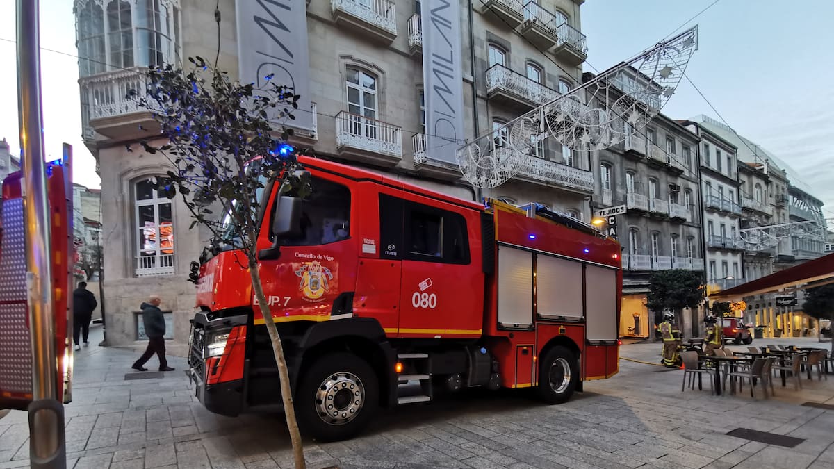 Los bomberos extinguen un incendio en un establo de Vigo