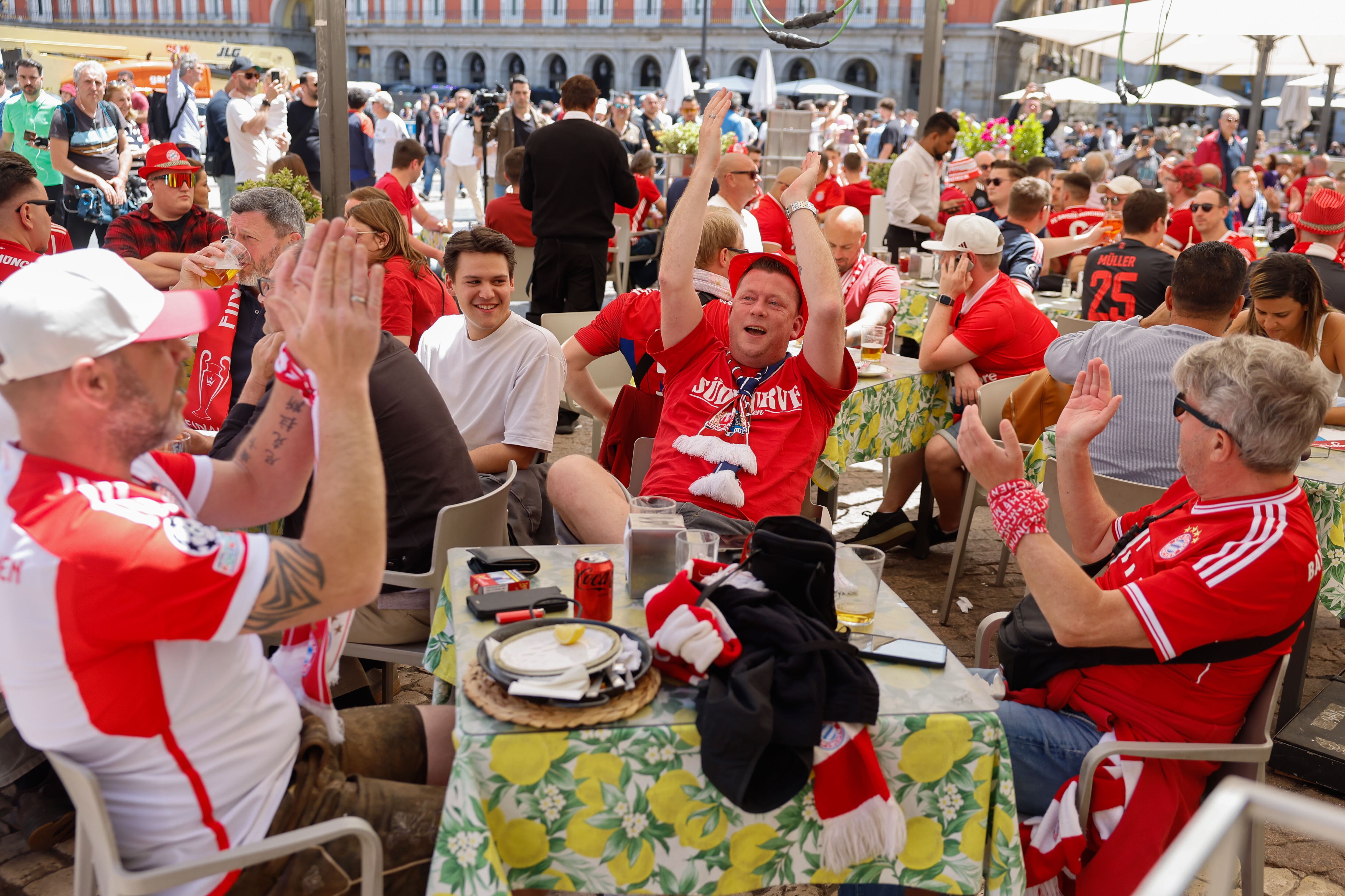 Aficionados del Bayern Múnich concentrados en la Plaza Mayor de Madrid horas antes del partido de vuelta de semifinales de la Champions